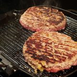 Hamburger in hete grillpan