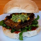 Mexicaanse hamburger gepresenteerd op bord