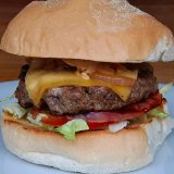 The Old Amsterdam hamburger gepresenteerd op bord