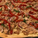 flammkuchen met tonijn en paprika