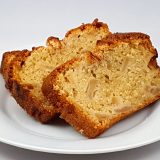 3 plakjes appelcake op een gebaksbordje