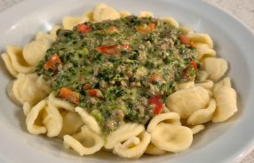 Pasta met spinazie gehaktsaus op bord