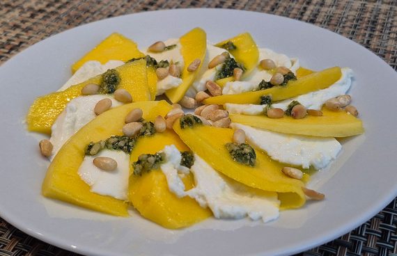 Caprese van mango, pesto en mozzarella.