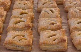 Kipkerrie zuurkoolhapjes net uit de oven.