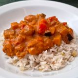 Kip Tikka Masala met notenrijst op een bord