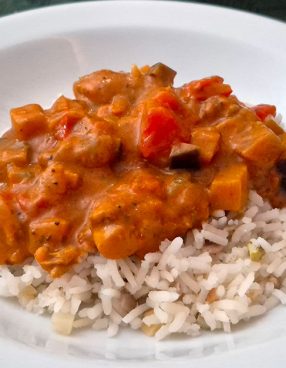 Kip Tikka Masala met notenrijst op een bord
