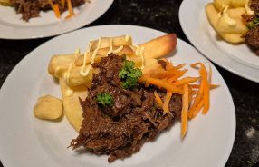 Patatje stoofvlees met piccalilly mayonaise