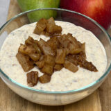 Appeltaart-speculaasmousse met appel, peer en kaneelfruit